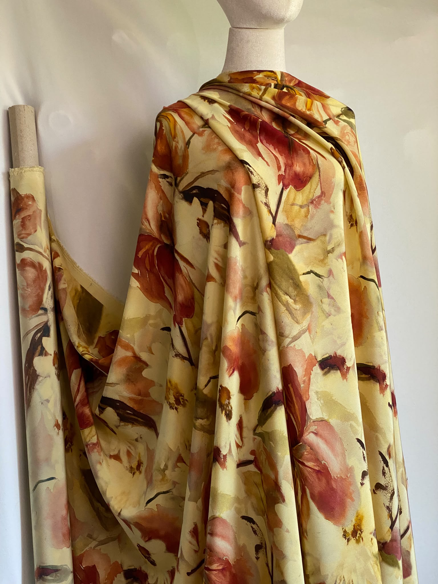 Țesătură crepe de Chine, mata, cu imprimeu pictural, nuante de maro-roscat pe fond galben-pai - imagine 4
