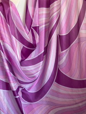 Țesătură din mătase naturală f. fină tip muselină, cu design abstract in nuante de mov, roz, magenta
