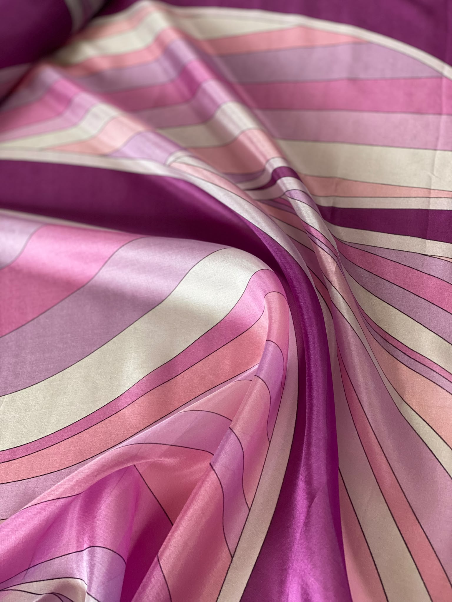 Țesătură din mătase naturală f. fină tip muselină, cu design abstract in nuante de mov, roz, magenta - imagine 5