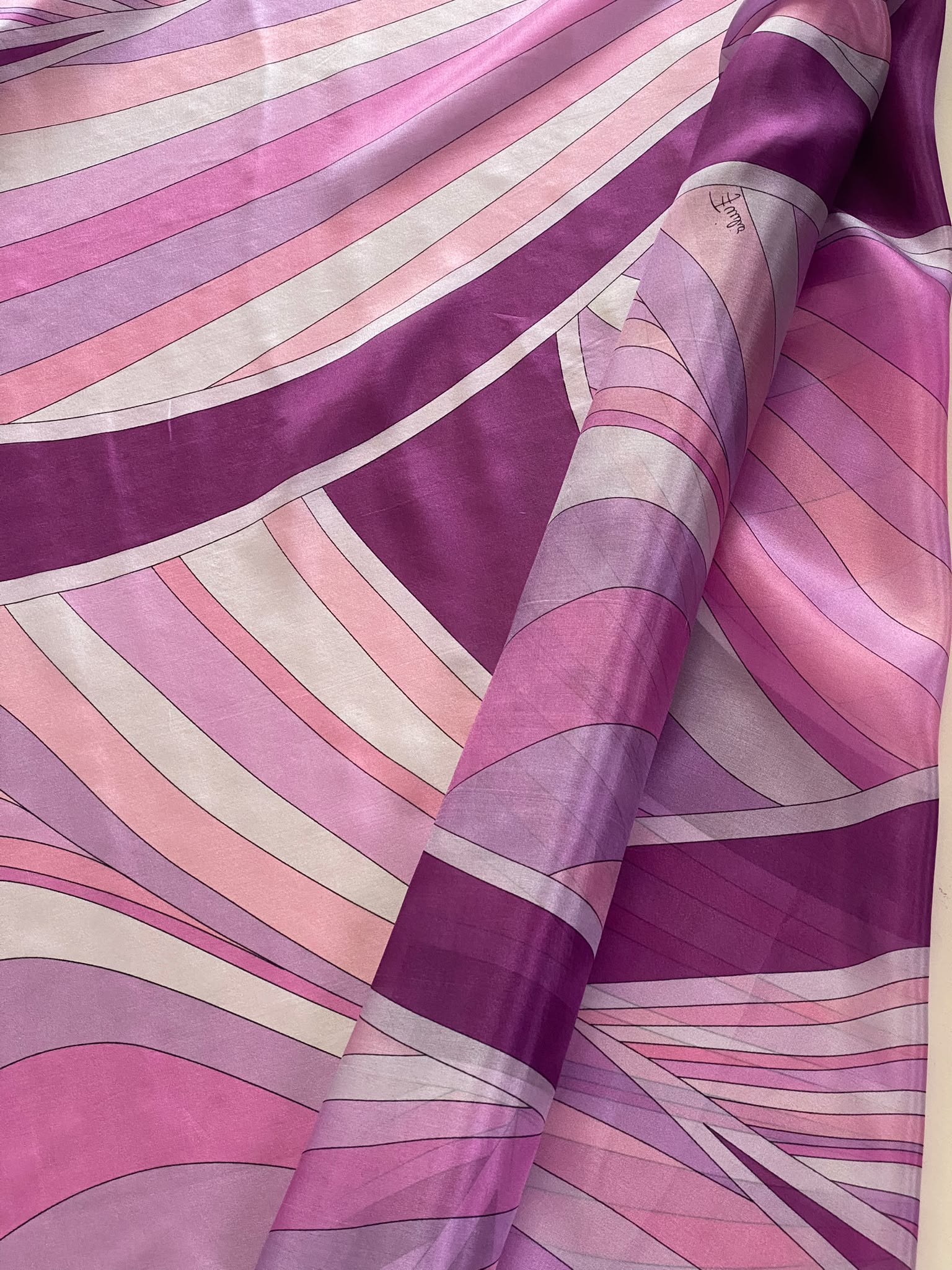 Țesătură din mătase naturală f. fină tip muselină, cu design abstract in nuante de mov, roz, magenta - imagine 4
