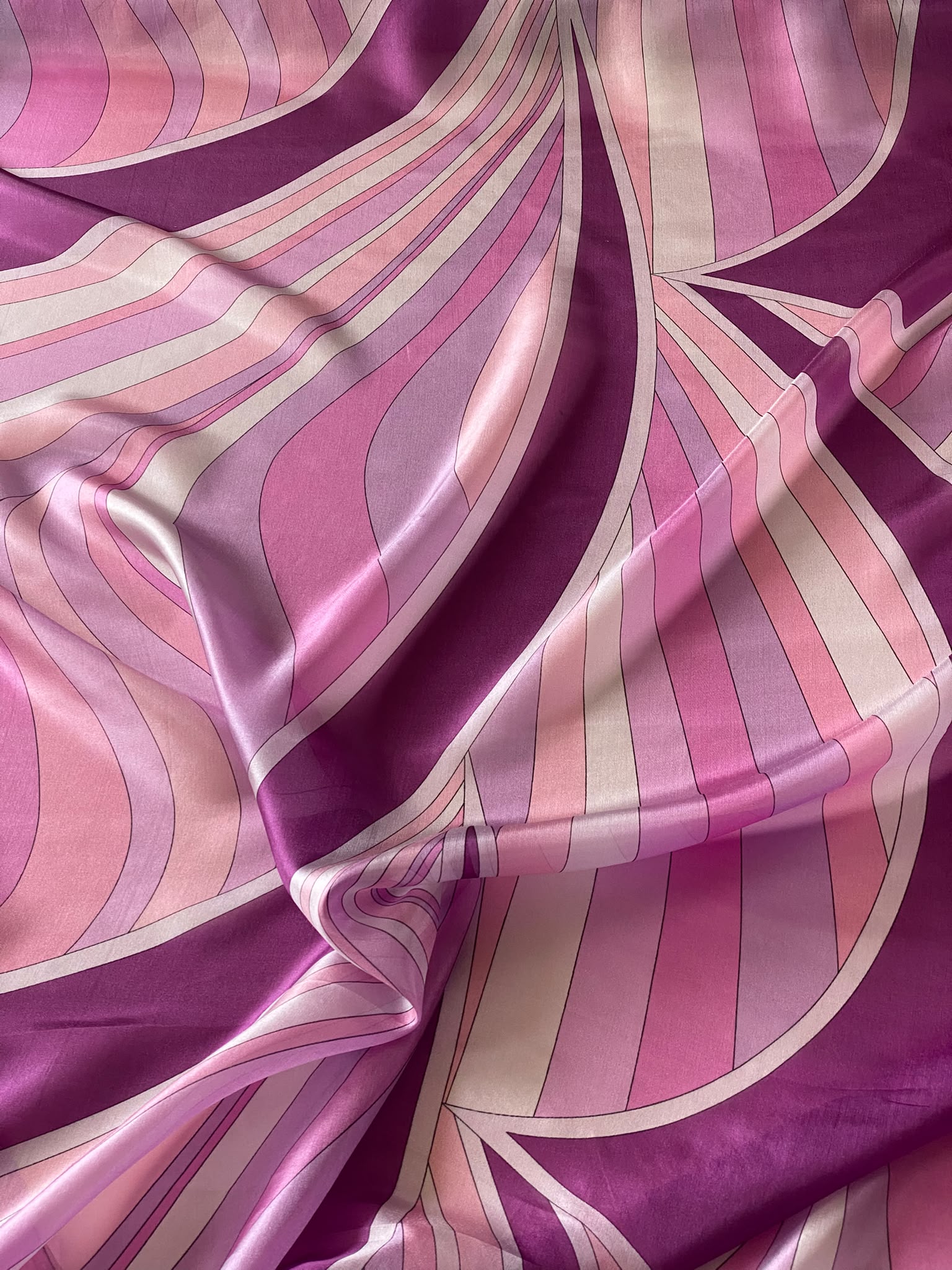 Țesătură din mătase naturală f. fină tip muselină, cu design abstract in nuante de mov, roz, magenta - imagine 3