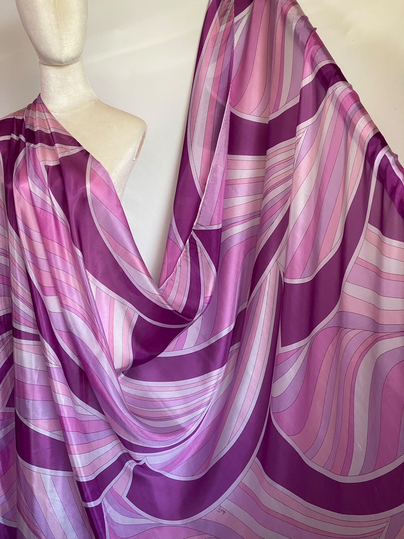 Țesătură din mătase naturală f. fină tip muselină, cu design abstract in nuante de mov, roz, magenta - imagine 2