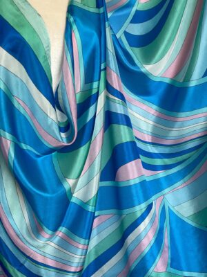Tesatura din matase naturala foarte fina, tip muselina, cu design abstract, in nuante de bleu, turcoz, roz