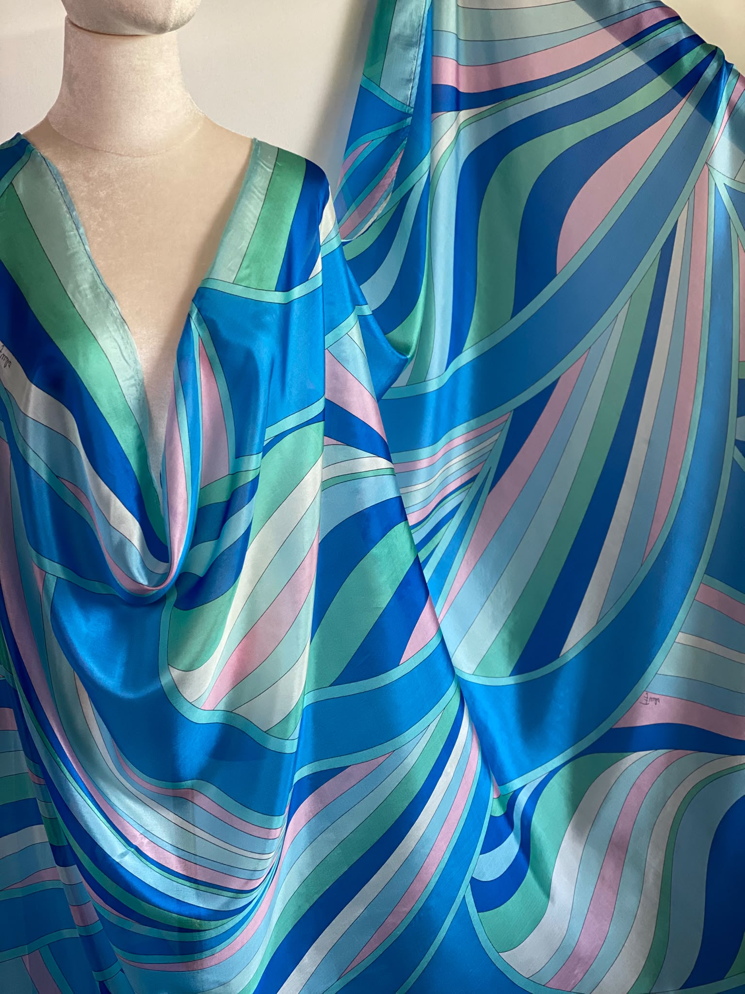 Tesatura din matase naturala foarte fina, tip muselina, cu design abstract, in nuante de bleu, turcoz, roz - imagine 5