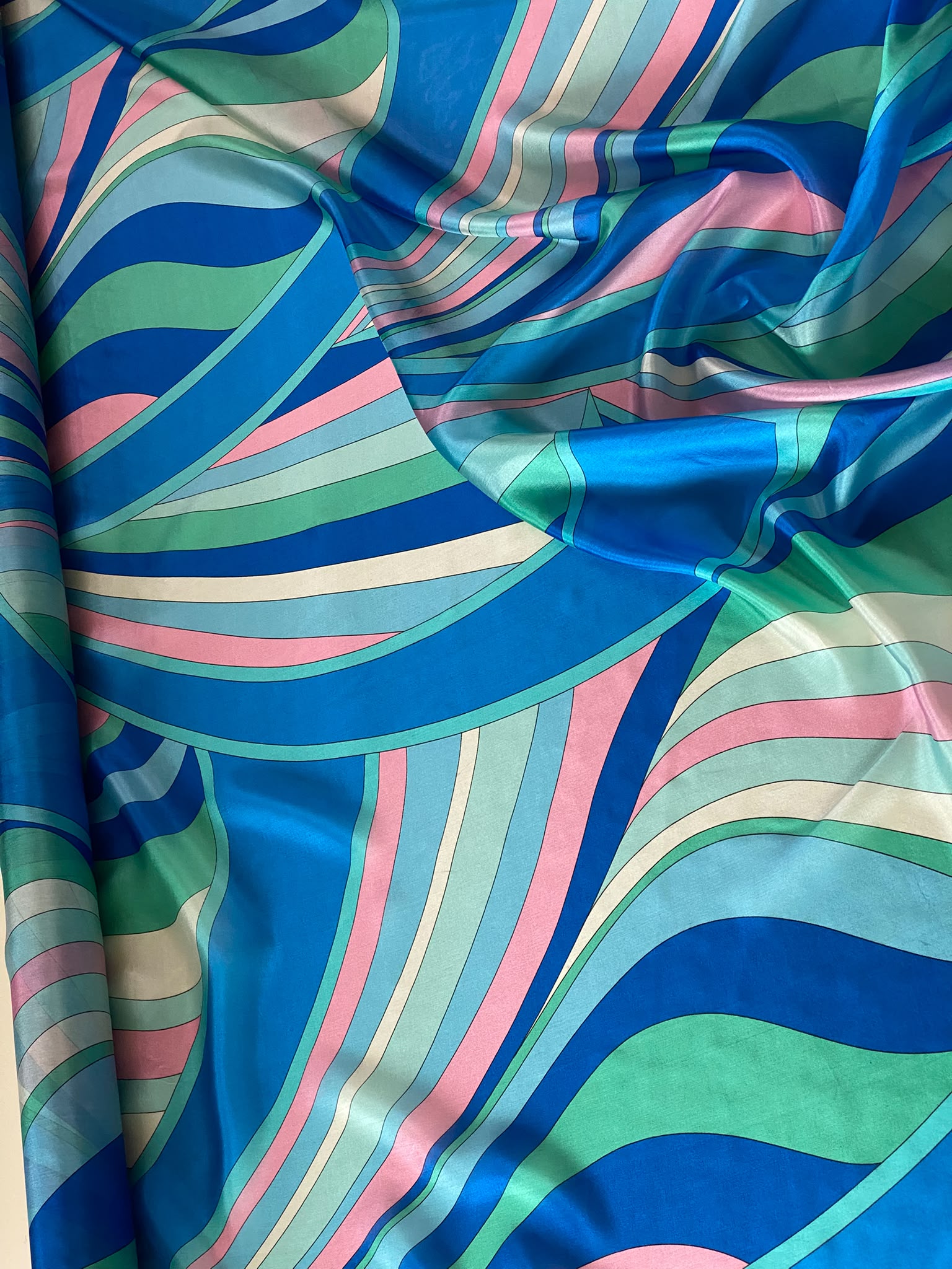 Tesatura din matase naturala foarte fina, tip muselina, cu design abstract, in nuante de bleu, turcoz, roz - imagine 2
