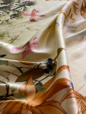 Tesatura crepe de Chine din matase naturala satinata, cu 5% elastan, cu frunze coniac si verzi pe fond crem