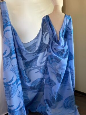 Țesătură jacquard organza cu fir de lurex, design cu ciucuri imenși, fir metalizat albastru, pe fond gri-bleu