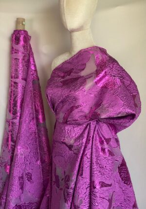 Țesătură jacquard organza cu flori din fir metalizat cyclamen