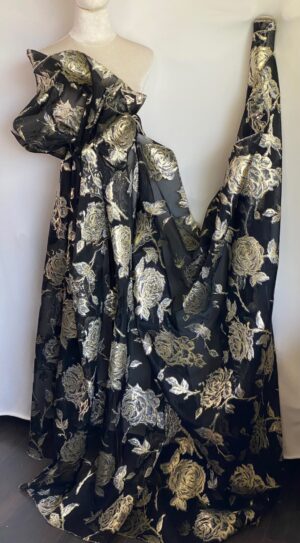 Țesătură organza jacquard, cu trandafiri aurii pe fond transparent negru
