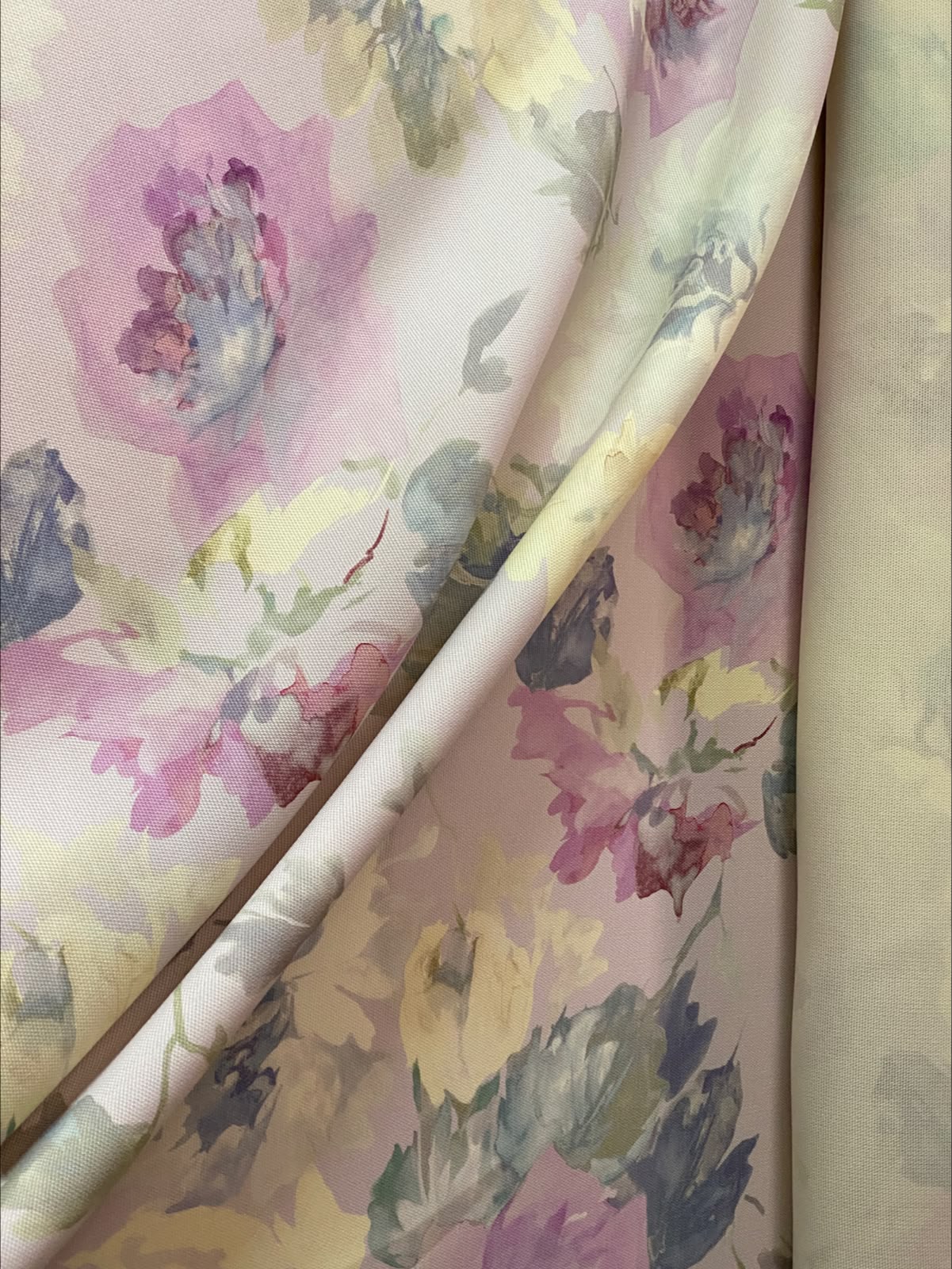 Țesătură plină, ușor rigidă, din mătase naturală cu flori mari pastelate, lila, crem, olive pe fond mov foarte deschis - imagine 2