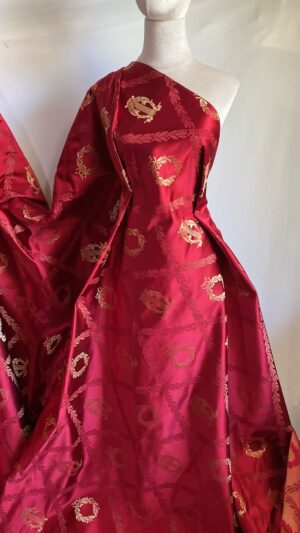 Țesătură tafta tip Duchesse din mătase naturală, jacquard, cu lire galben pai-auriu, pe fond roșu-wine