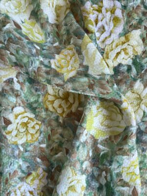 Țesătură jacquard din viscoză (masă vegetală) cu flori picturale galbene pe fond vibrat în nuanțe de verde, nesifonabilă
