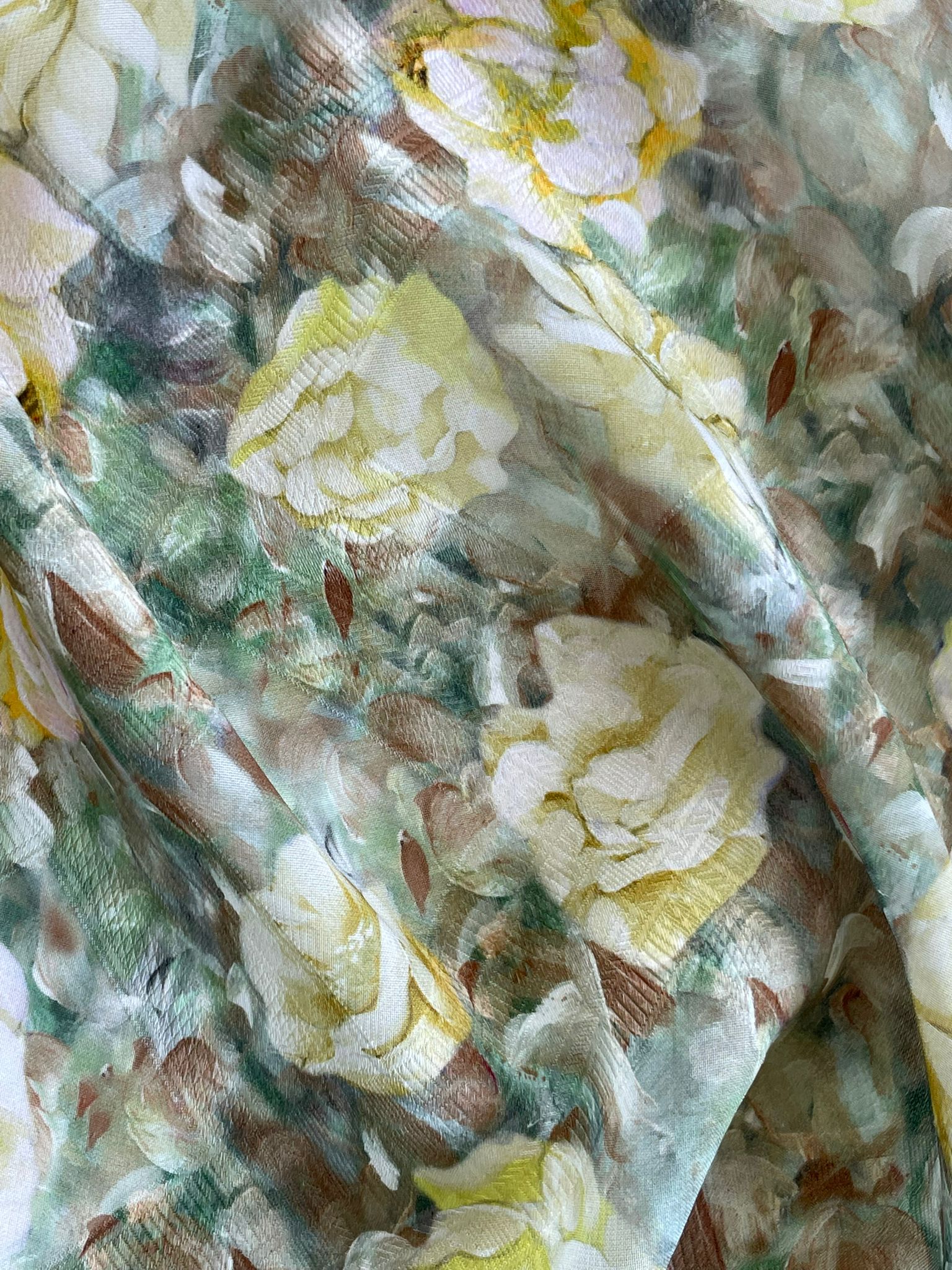 Țesătură jacquard din viscoză (masă vegetală) cu flori picturale galbene pe fond vibrat în nuanțe de verde, nesifonabilă - imagine 8