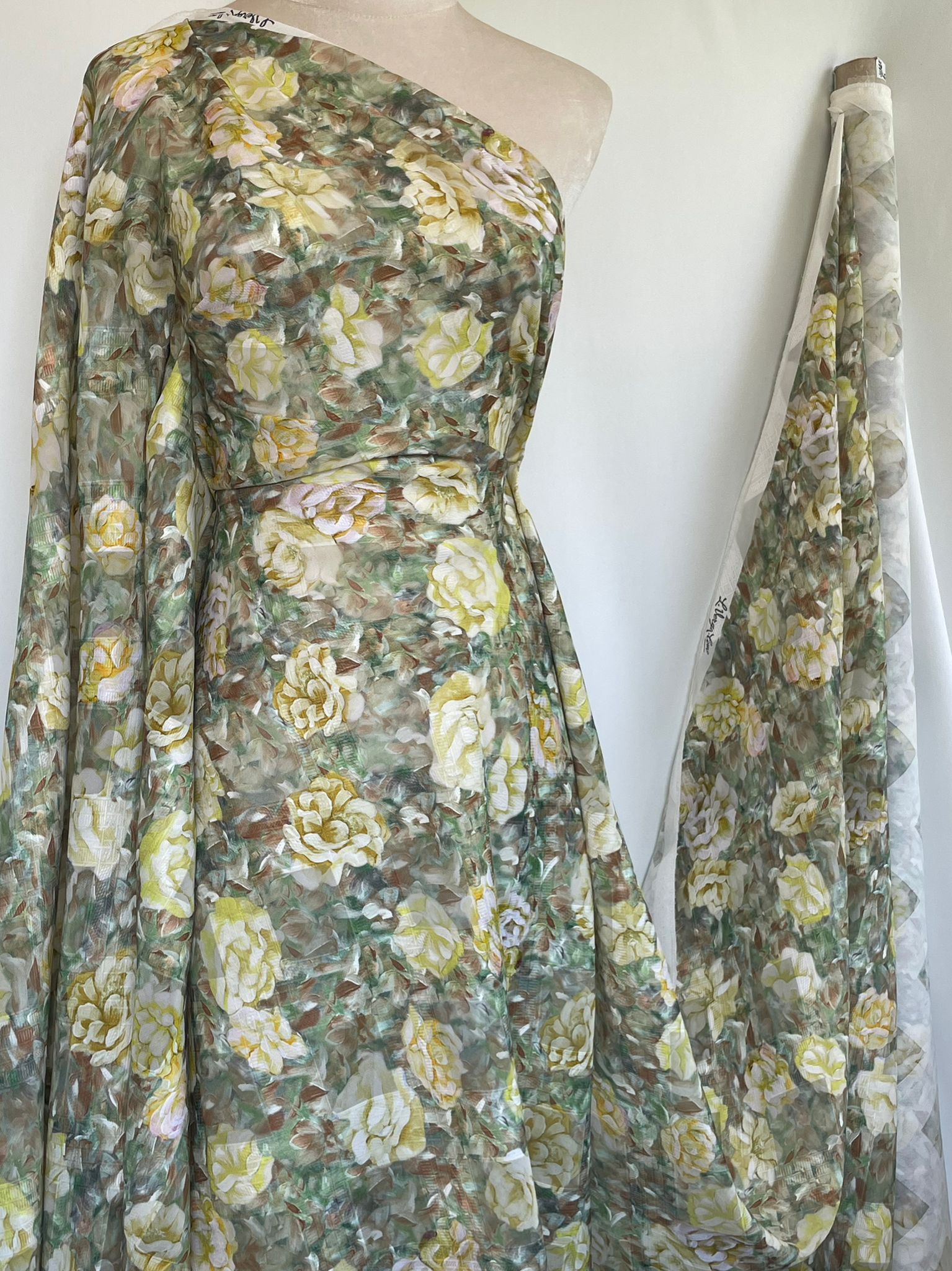 Țesătură jacquard din viscoză (masă vegetală) cu flori picturale galbene pe fond vibrat în nuanțe de verde, nesifonabilă - imagine 7