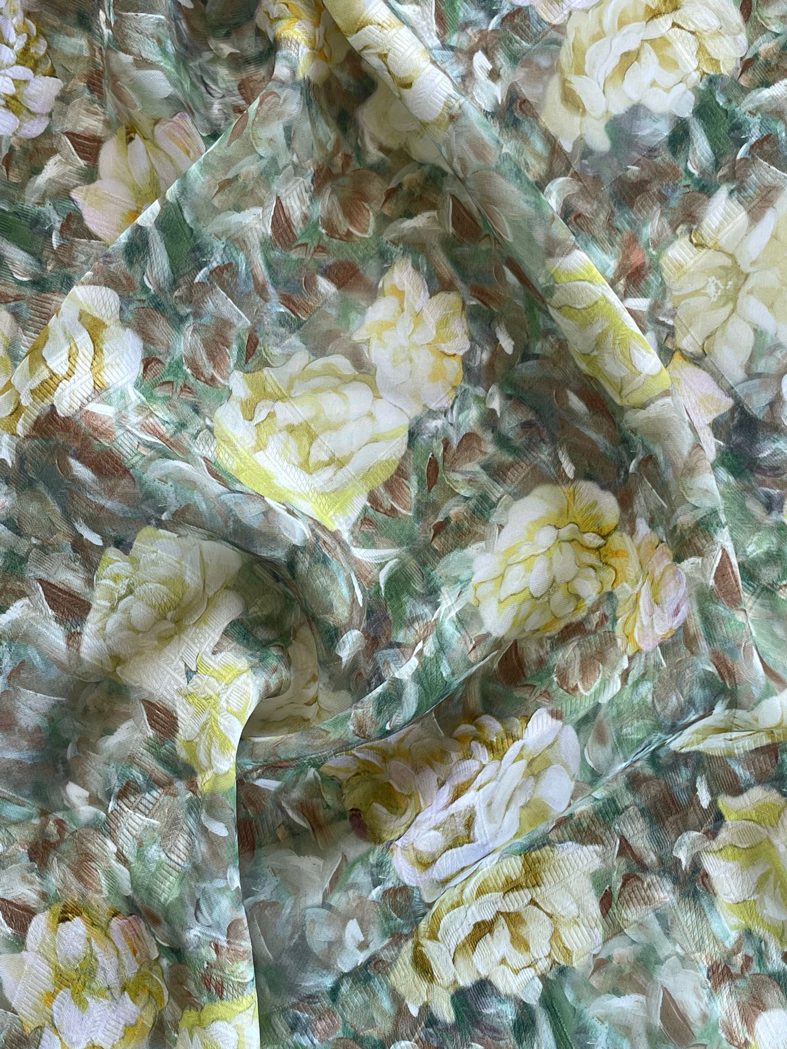 Țesătură jacquard din viscoză (masă vegetală) cu flori picturale galbene pe fond vibrat în nuanțe de verde, nesifonabilă - imagine 6