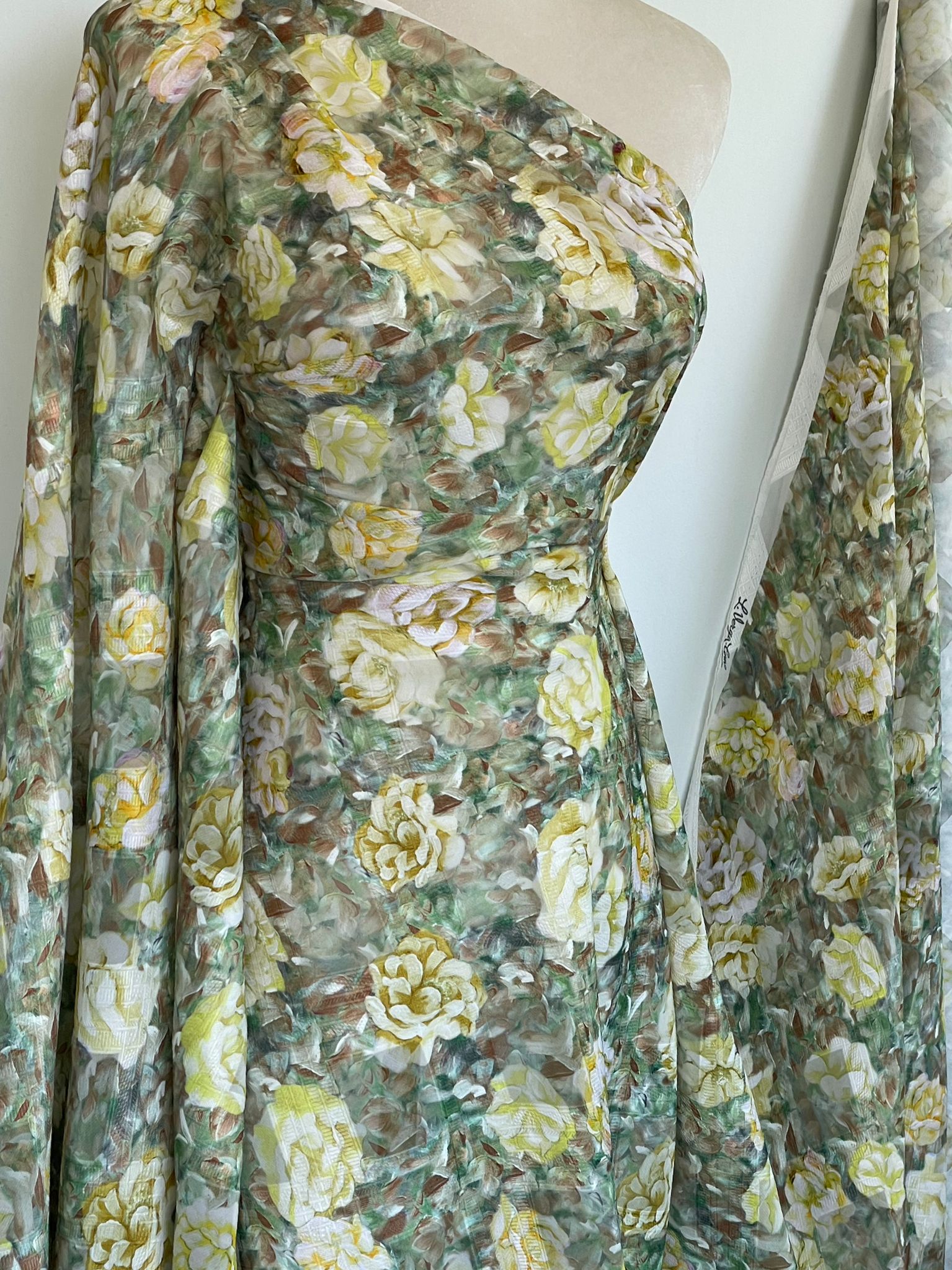 Țesătură jacquard din viscoză (masă vegetală) cu flori picturale galbene pe fond vibrat în nuanțe de verde, nesifonabilă - imagine 5