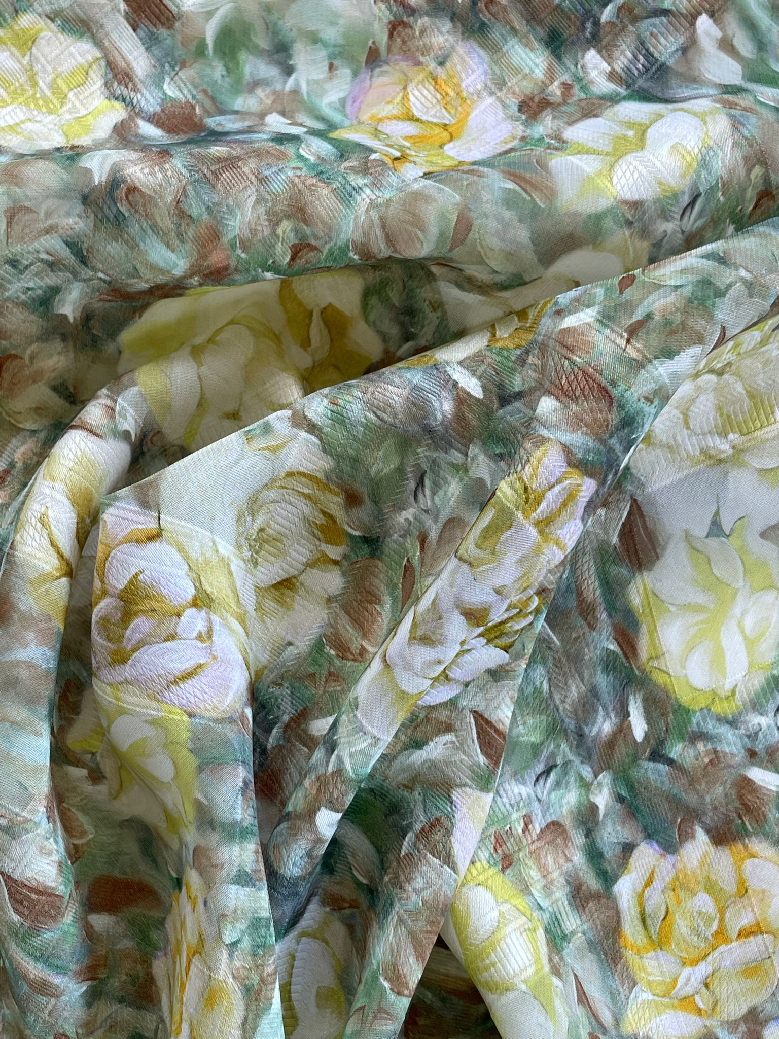 Țesătură jacquard din viscoză (masă vegetală) cu flori picturale galbene pe fond vibrat în nuanțe de verde, nesifonabilă - imagine 4