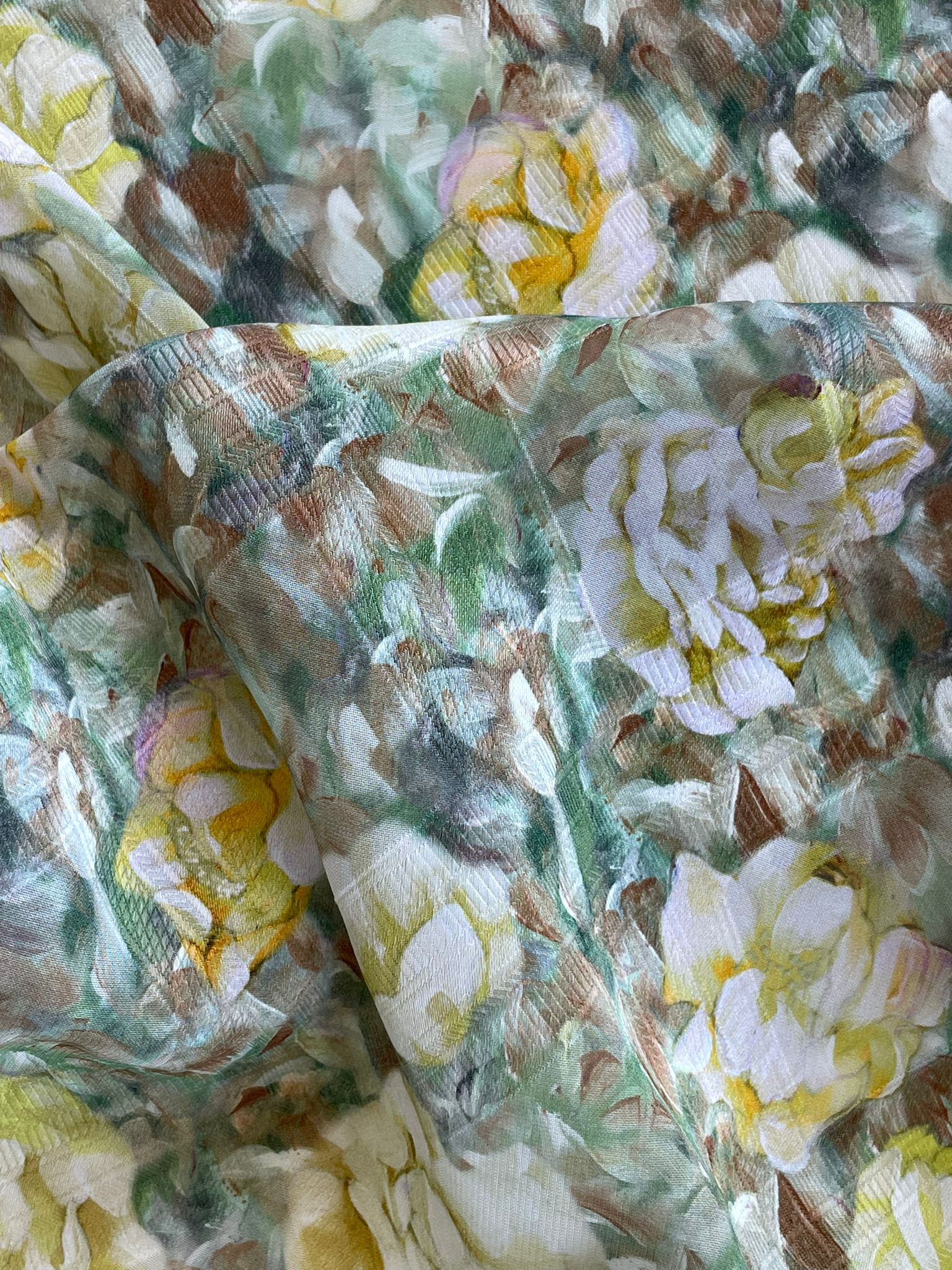 Țesătură jacquard din viscoză (masă vegetală) cu flori picturale galbene pe fond vibrat în nuanțe de verde, nesifonabilă - imagine 3