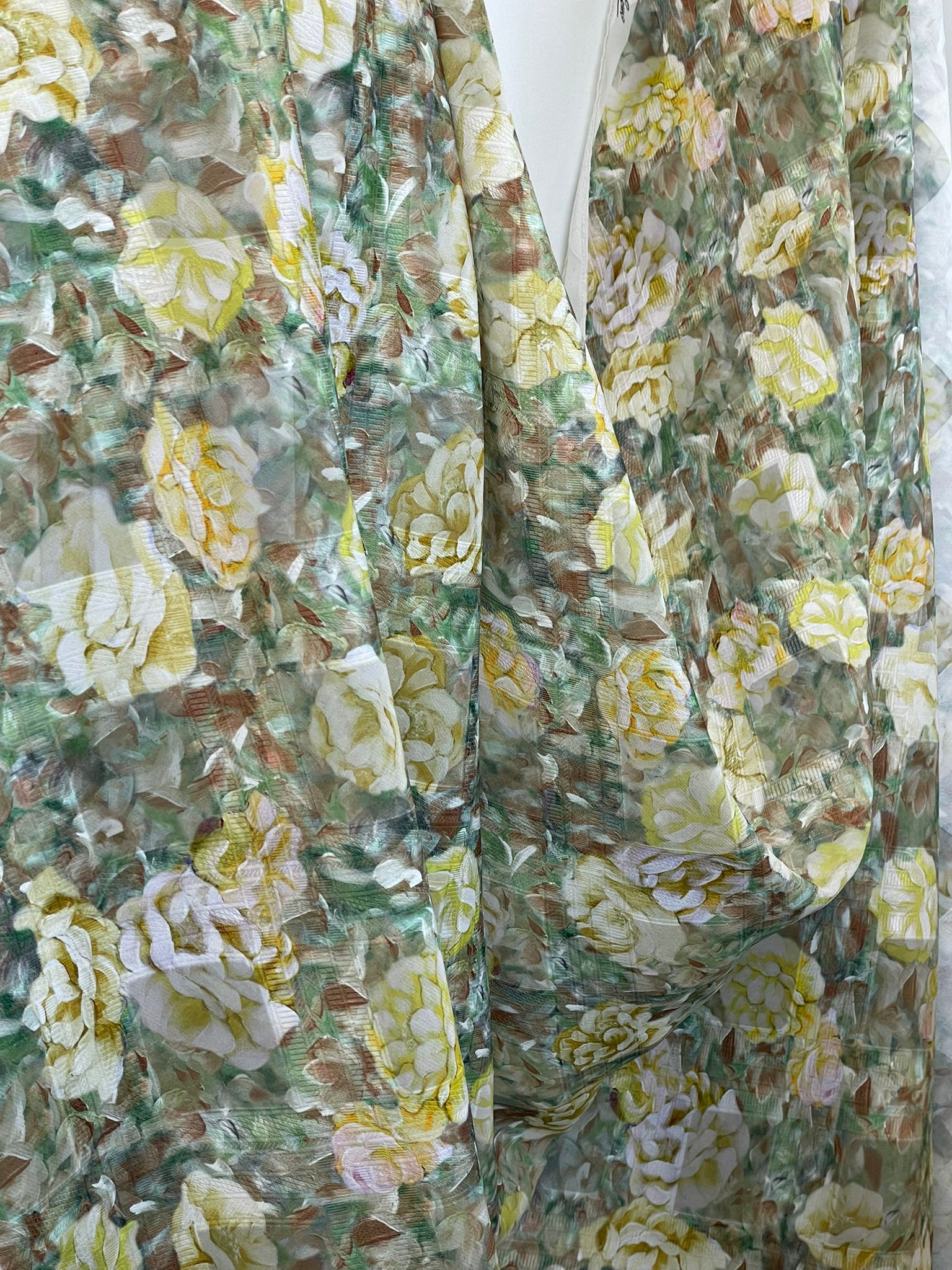 Țesătură jacquard din viscoză (masă vegetală) cu flori picturale galbene pe fond vibrat în nuanțe de verde, nesifonabilă - imagine 2