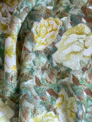 Țesătură jacquard din viscoză (masă vegetală) cu flori picturale galbene pe fond vibrat în nuanțe de verde, nesifonabilă