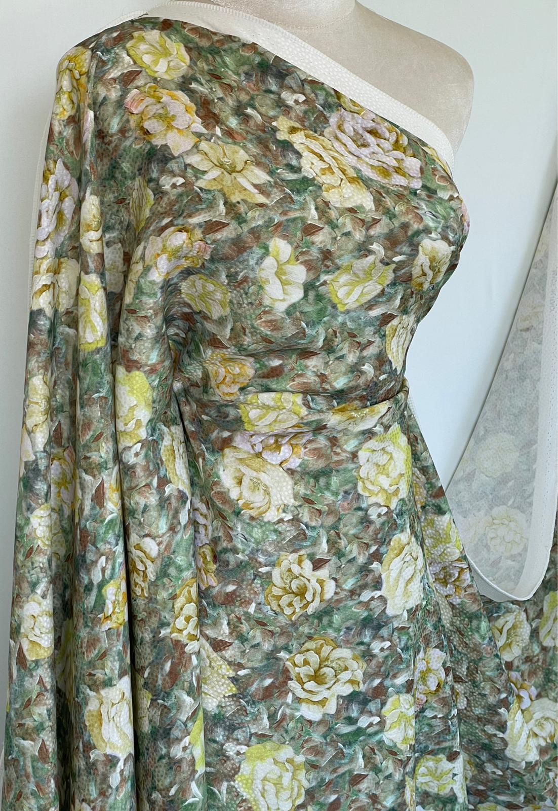 Țesătură jacquard din viscoză (masă vegetală) cu flori picturale galbene pe fond vibrat în nuanțe de verde, nesifonabilă - imagine 5