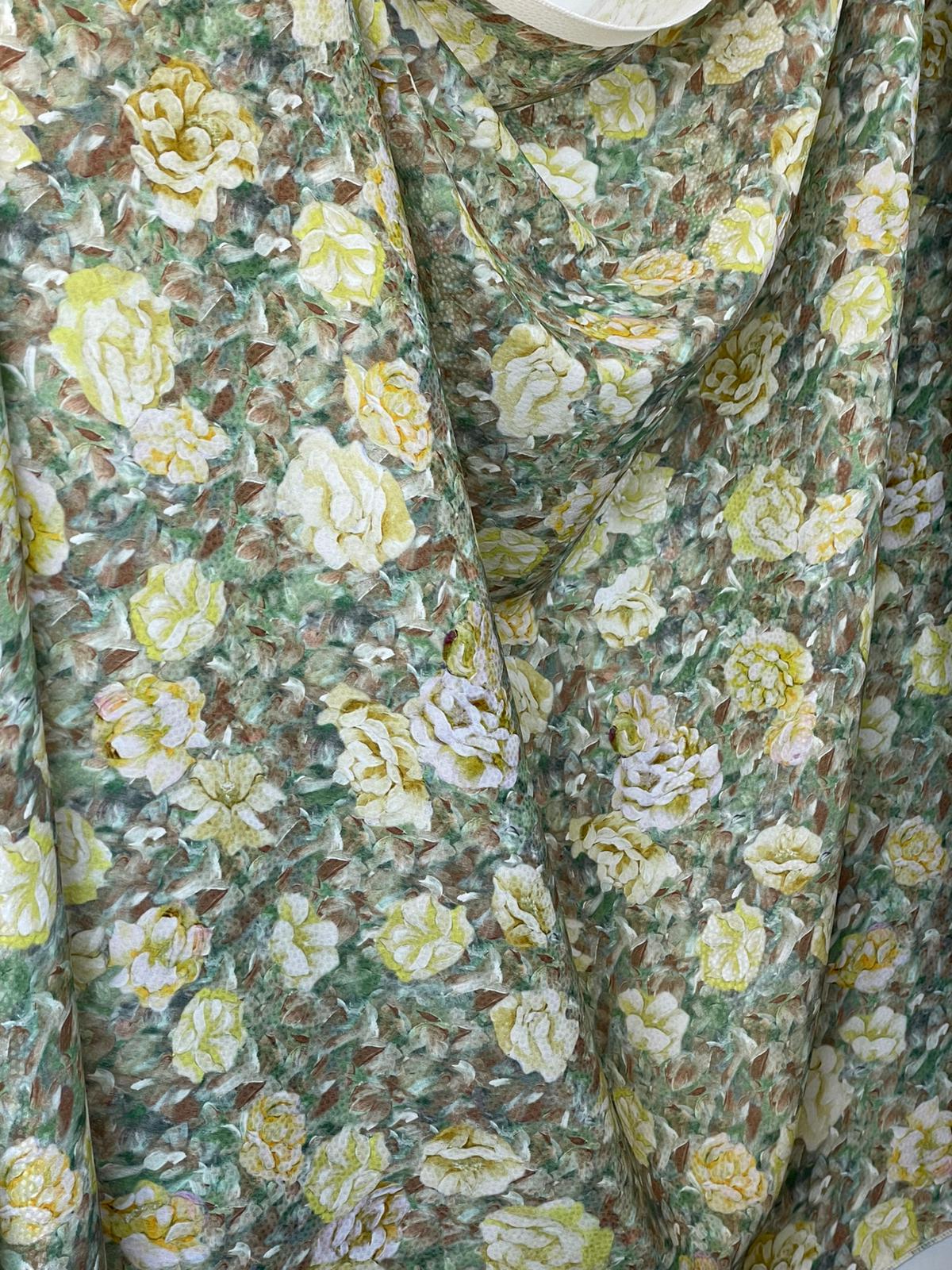 Țesătură jacquard din viscoză (masă vegetală) cu flori picturale galbene pe fond vibrat în nuanțe de verde, nesifonabilă - imagine 3
