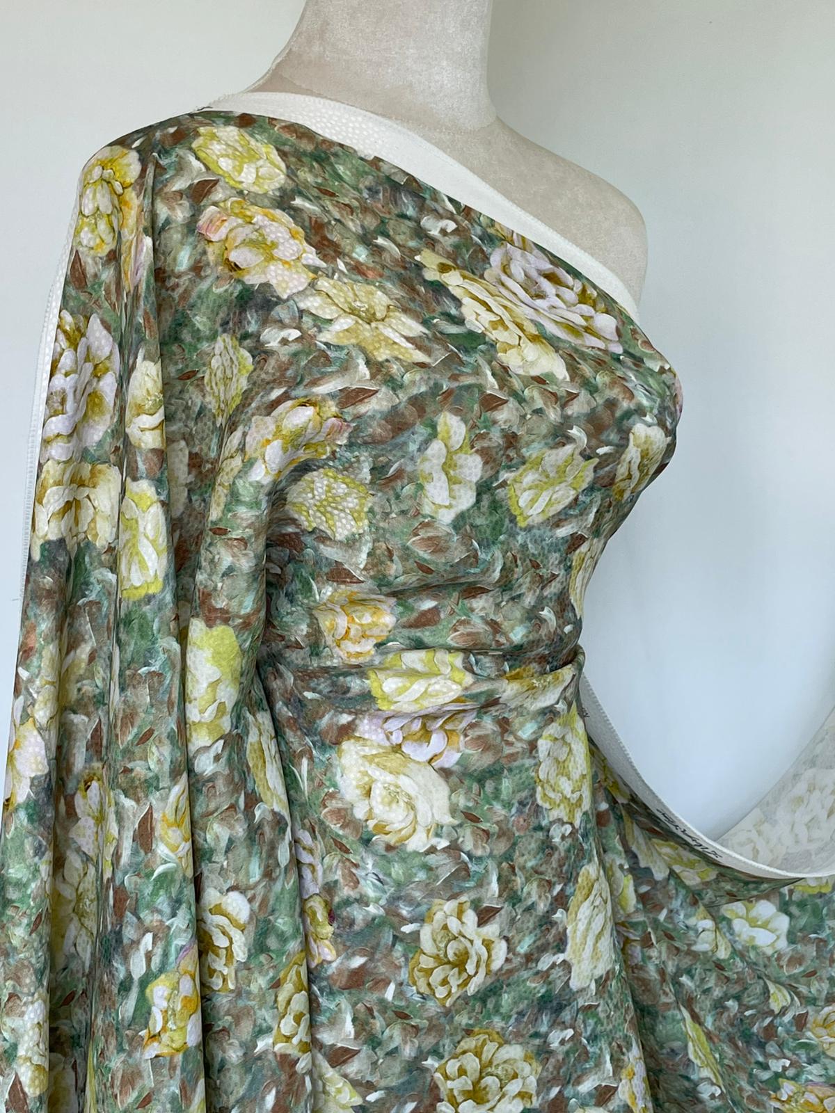 Țesătură jacquard din viscoză (masă vegetală) cu flori picturale galbene pe fond vibrat în nuanțe de verde, nesifonabilă - imagine 2