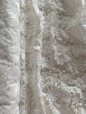 Dantela alba brodata pe suport de organza, cu flori aplicate 3D