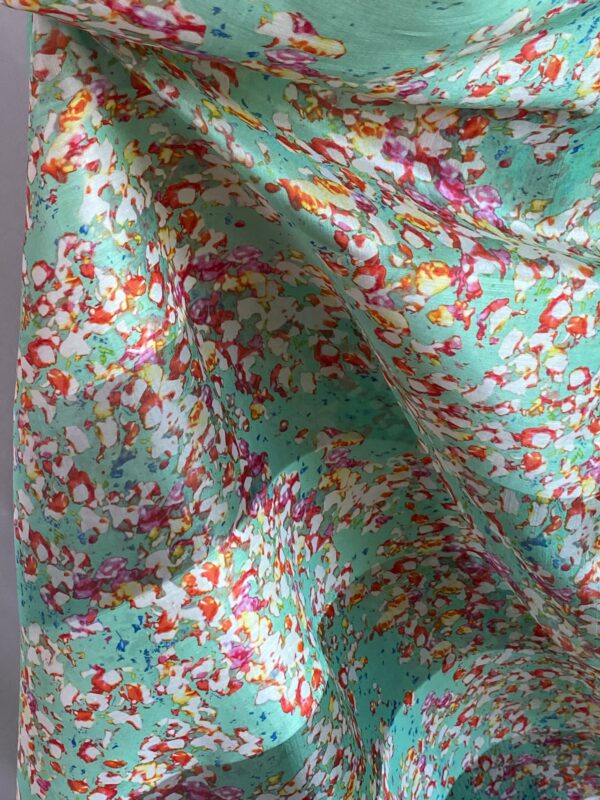 Tesatura crepe de Chine din matase naturala, satinat, cu dungi alternative (cca 10 cm) voal / shantung, cu imprimeu