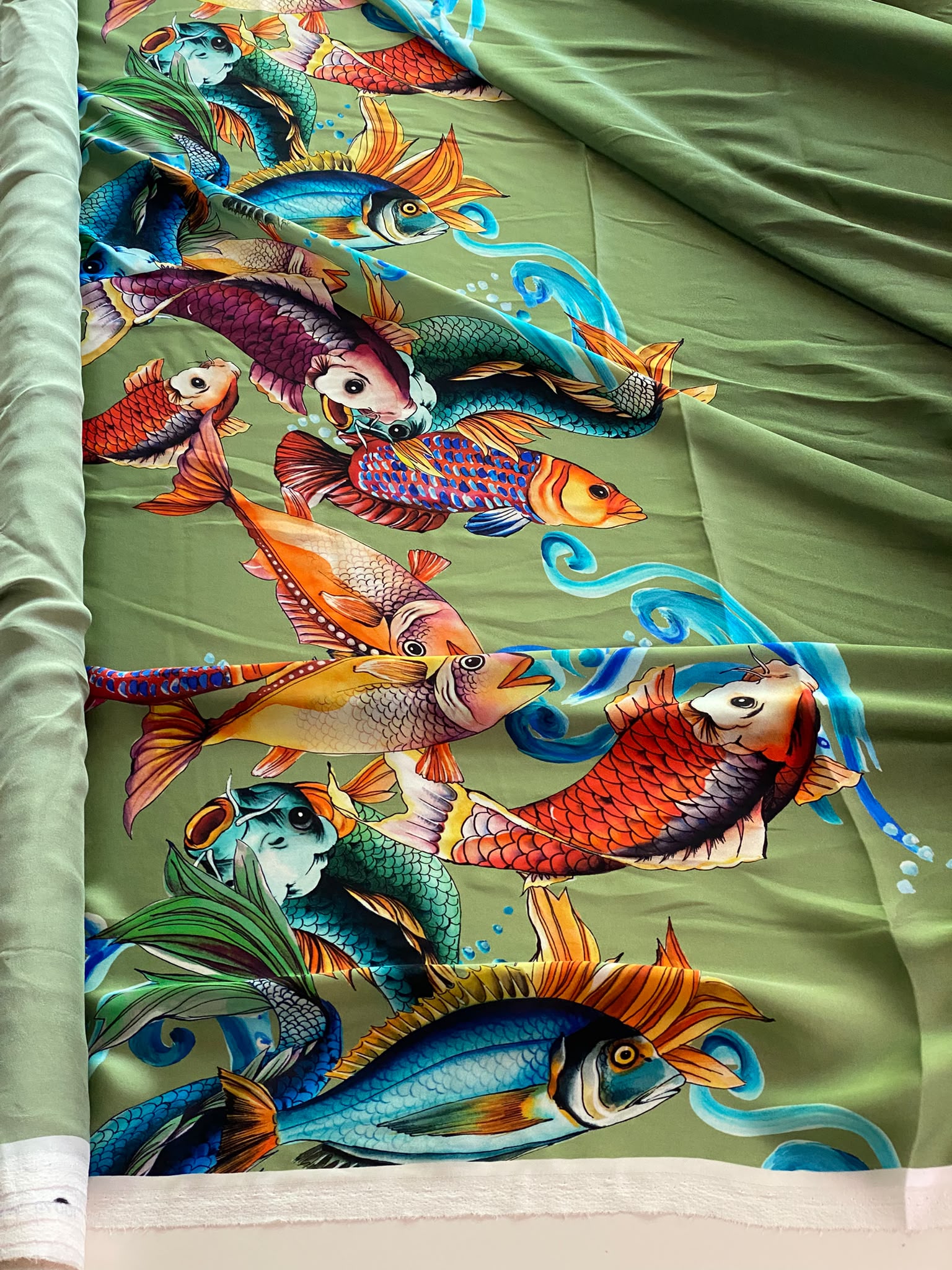 Tesatura crepe de Chine din matase naturala, satinat, sub forma de panouri (L panou = 115 cm) cu bordura cu pesti multicolori, pe fond verde-alge - imagine 4