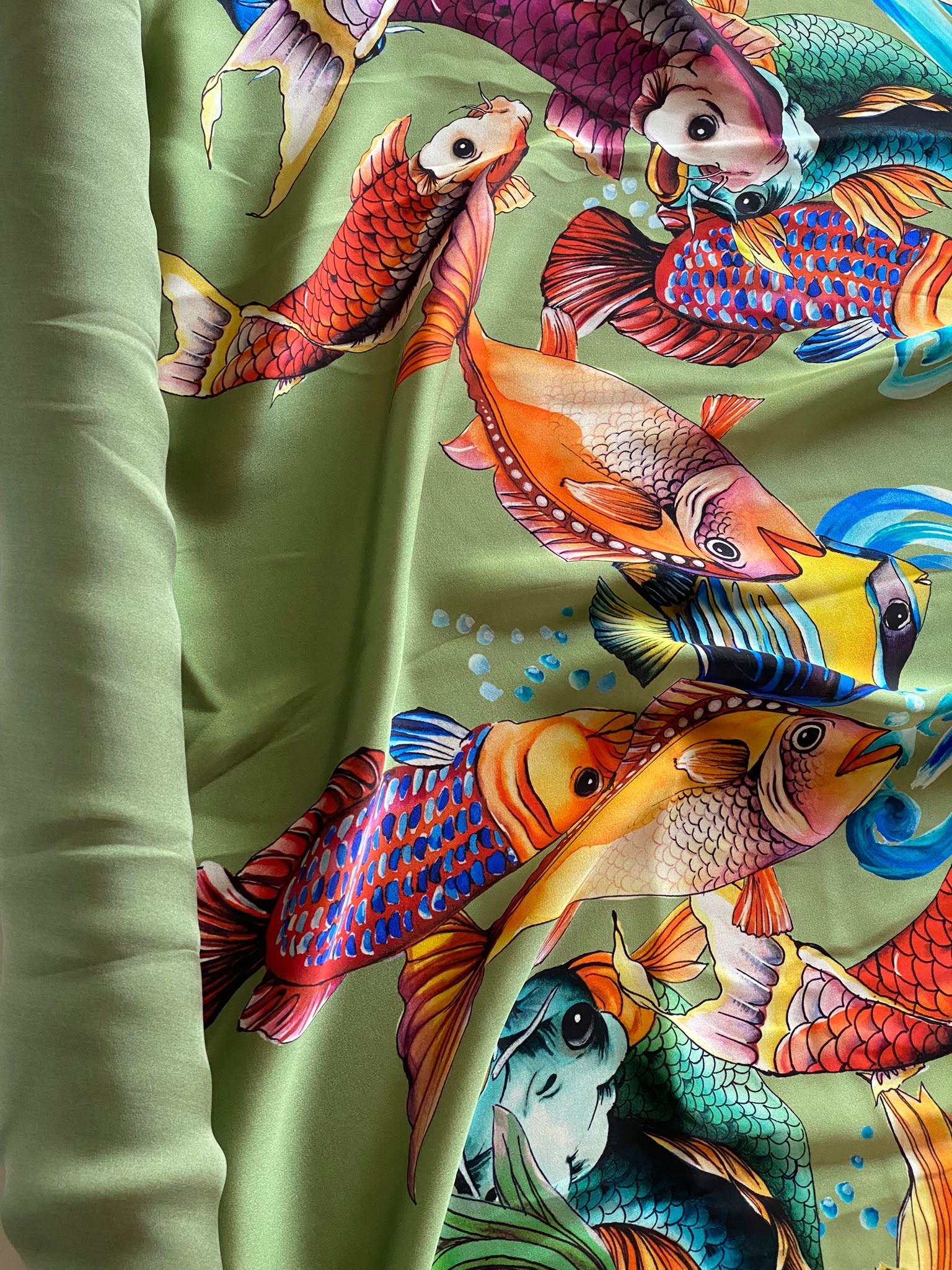 Tesatura crepe de Chine din matase naturala, satinat, sub forma de panouri (L panou = 115 cm) cu bordura cu pesti multicolori, pe fond verde-alge - imagine 5