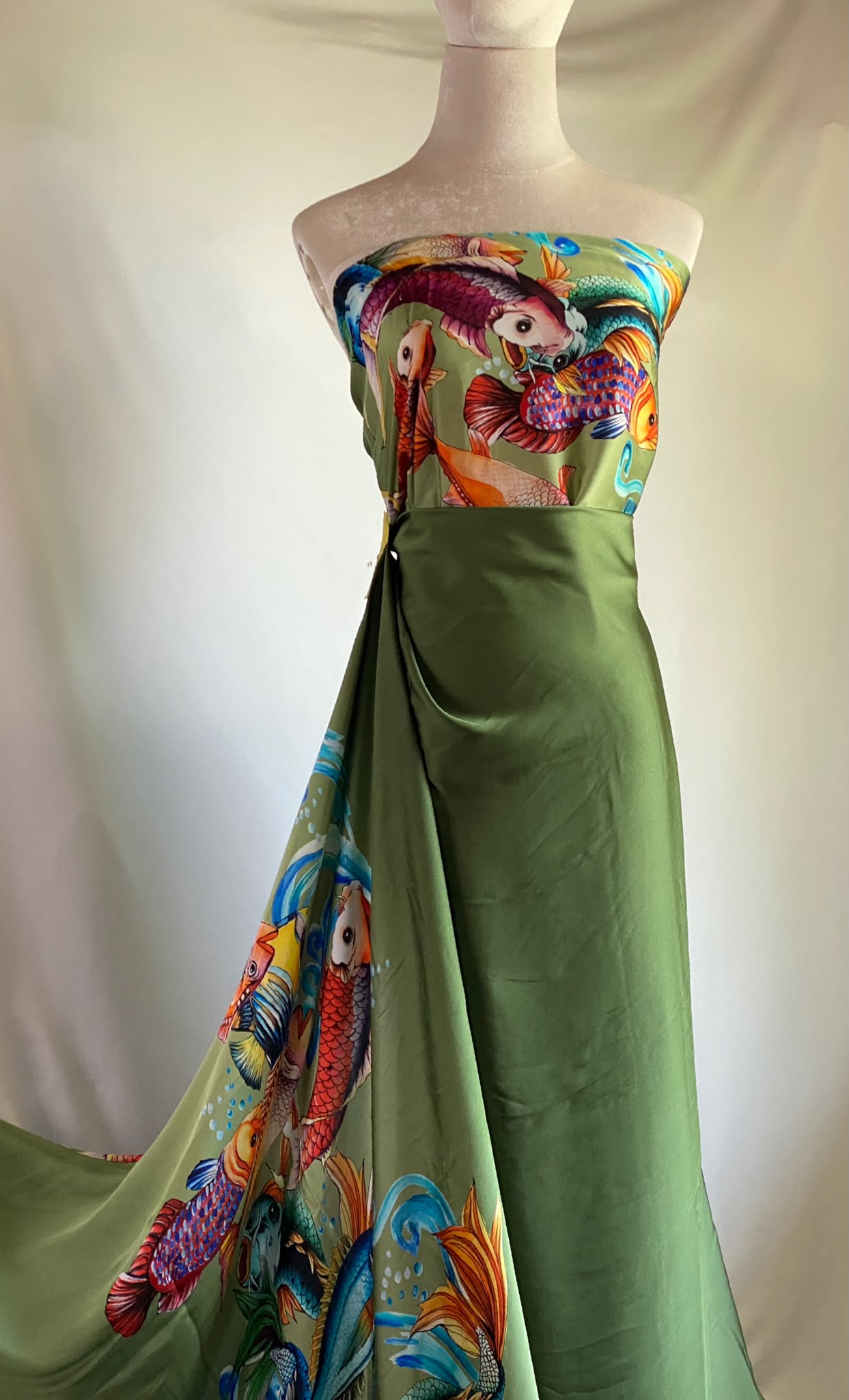 Tesatura crepe de Chine din matase naturala, satinat, sub forma de panouri (L panou = 115 cm) cu bordura cu pesti multicolori, pe fond verde-alge - imagine 2