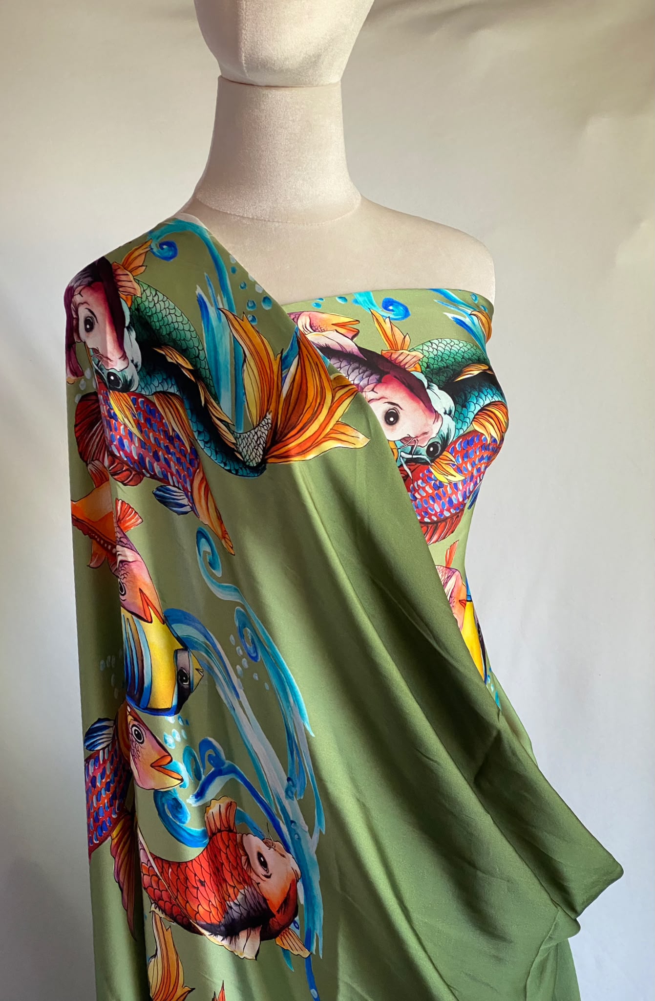 Tesatura crepe de Chine din matase naturala, satinat, sub forma de panouri (L panou = 115 cm) cu bordura cu pesti multicolori, pe fond verde-alge - imagine 3