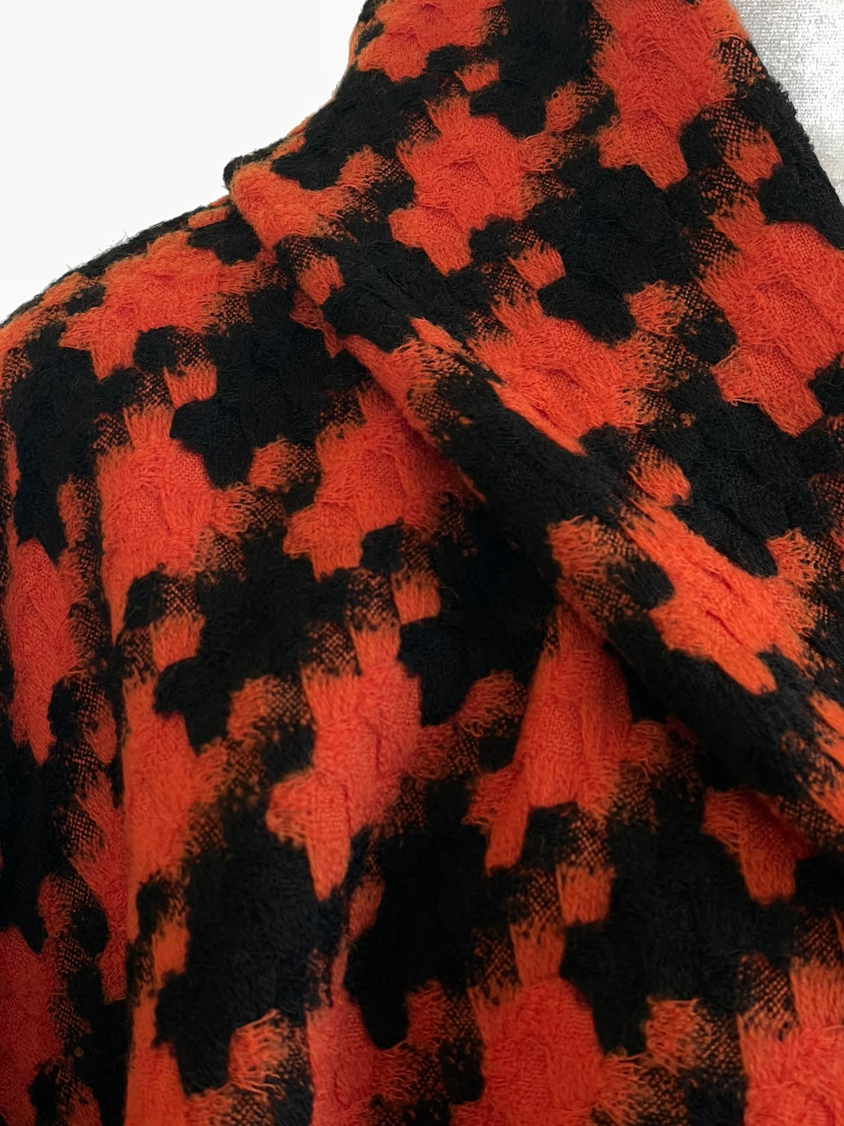 Stofa din lina 100%, picior de cocos mare, negru,mandarina