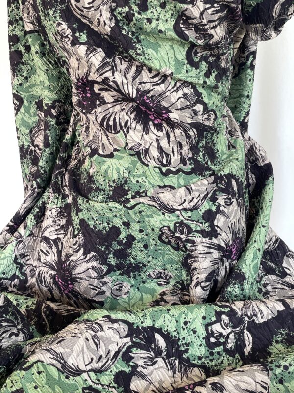 Tesatura jacquard gofrat – design floral, Verde – Negru  – Lila